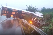 Motorista perde controle e carreta sai da pista na BR-470, em Gaspar