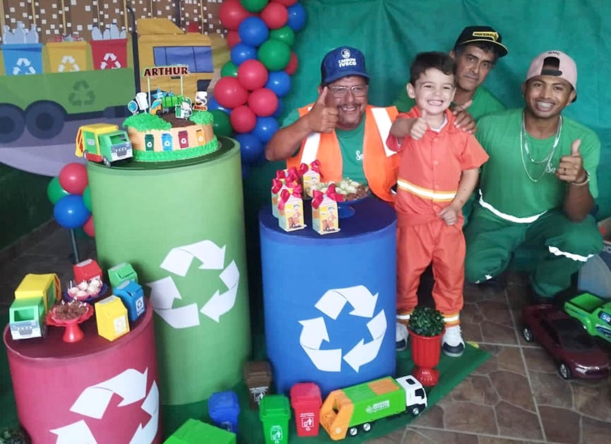 Menino de Gaspar ganha festa com o tema 'coleta seletiva' e passeia no caminh�o do lixo 