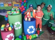 Menino de Gaspar ganha festa com o tema 'coleta seletiva' e passeia no caminhão do lixo