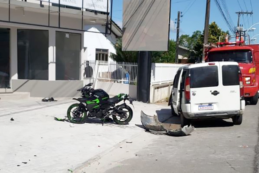 Homem fica gravemente ferido após ser projetado e bater contra parede de loja no Centro de Ilhota