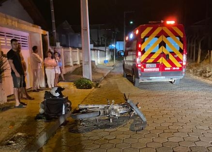 Homem morre após colidir moto contra poste no Poço Grande, em Gaspar