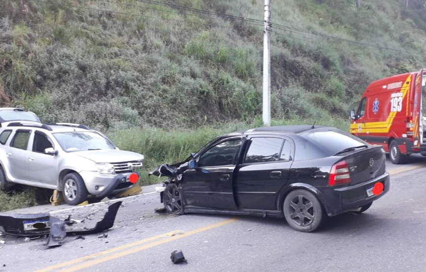 Colis�o frontal deixa seis feridos na Rodovia Ivo Silveira, em Gaspar