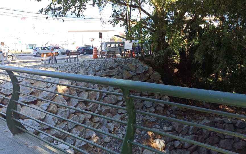 Obra em cabeceira de ponte no Centro de Gaspar é concluída e trânsito liberado