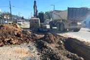 Secretaria de Obras de Gaspar executa ampliação da drenagem na rua Anfilóquio Nunes Pires
