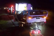 Três pessoas são hospitalizadas após acidente entre carros na BR-470, em Ilhota