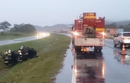 Carro capota e motorista não é localizado na BR-470, em Ilhota