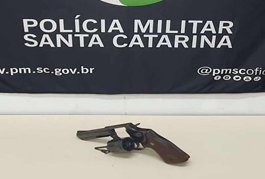 Homem é preso após tentar entrar com arma e droga em festa no Bateias, em Gaspar