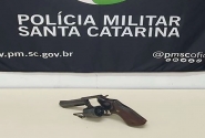 Homem é preso após tentar entrar com arma e droga em festa no Bateias, em Gaspar