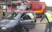 Colisão traseira entre carros deixa dois feridos na Rodovia Ivo Silveira, em Gaspar