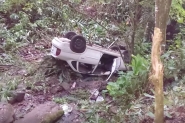 Carro cai em ribanceira de cinco metros e dois homens são hospitalizados em Blumenau