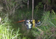 Carro cai em ribanceira e fica escorado em árvores após colisão frontal na Ivo Silveira, em Gaspar