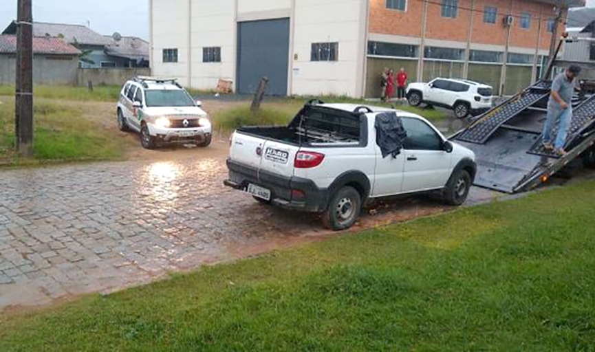 Homem é preso após ser flagrado dirigindo carro roubado em Gaspar