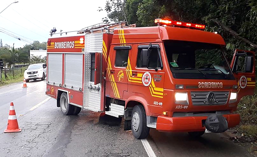 Mulher fica inconsciente e homem ferido em acidente na Rodovia Ivo Silveira, em Gaspar