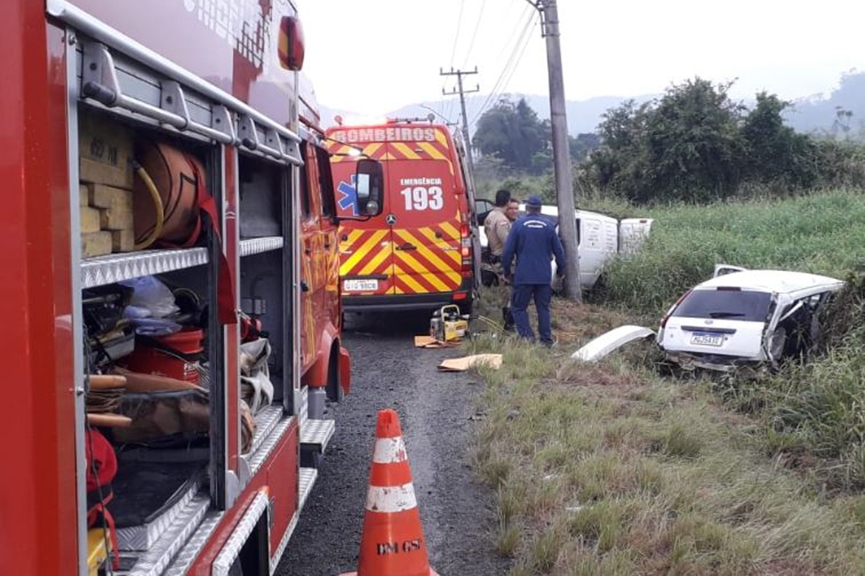 Colisão frontal deixa dois feridos na Avenida Francisco Mastella, em Gaspar