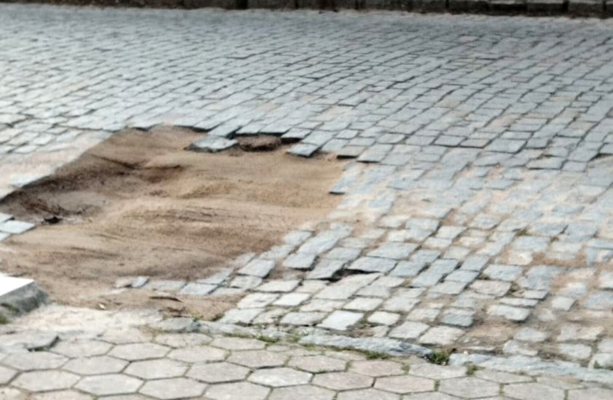 Moradores pedem conserto de rua de Gaspar danificada em serviço do Samae