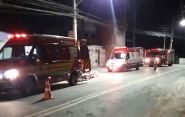 Duas pessoas são hospitalizadas após queda de moto na rua Frei Solano, em Gaspar