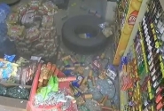 Vídeo mostra 'pneu desgovernado' invadindo conveniência de posto de gasolina em Indaial