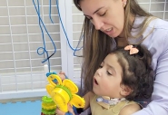 Família de Brusque pede ajuda para custear reabilitação de menina com paralisia cerebral