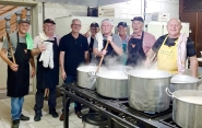 Macarronada de São Pedro reúne 800 pessoas e serve 100kg de macarrão em Gaspar