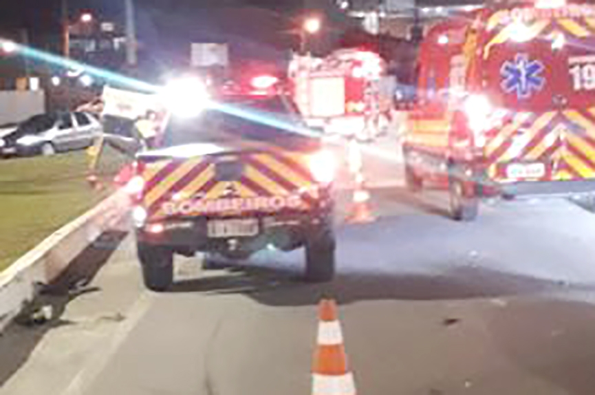 Carro capota após colisão no trevo da Parolli, em Gaspar