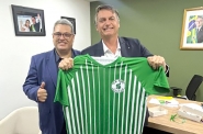 Ex-presidente Bolsonaro faz foto com camisa do Tupi e bandeira de Gaspar 
