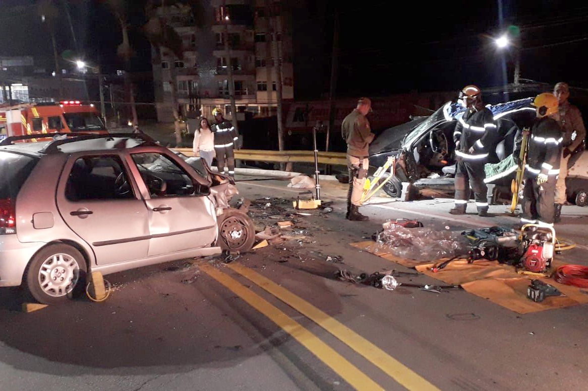 Acidente deixa trs pessoas feridas no viaduto da Avenida das Comunidades, em Gaspar