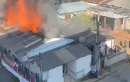 Vídeo mostra grande incêndio que atingiu quatro quitinetes no Bela Vista, em Gaspar