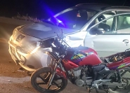 Carro e moto colidem na Ponte de Ilhota, no acesso à BR-470