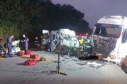 Colisão entre van e caminhão mata três pessoas na BR-470, em Gaspar