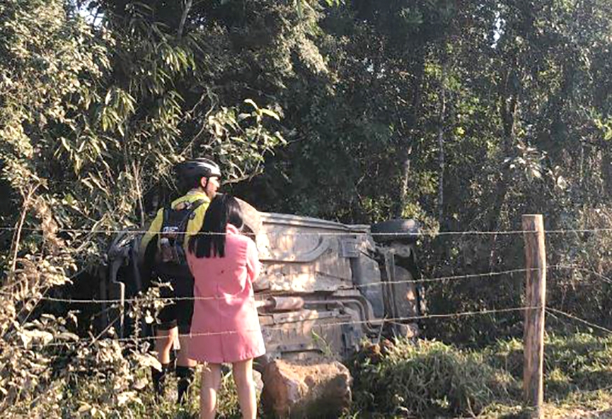 Jovem � levada ao hospital ap�s carro tombar no bairro Minas, em Ilhota