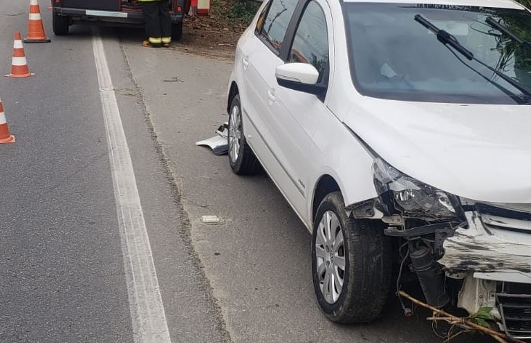 Mulher tem mal súbito e colide carro contra guard-rail na Rodovia Jorge Lacerda, em Ilhota