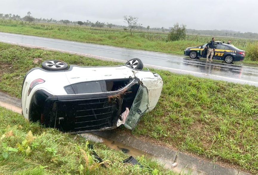 Saída de pista seguida de capotamento deixa homem ferido na BR-470, em Ilhota