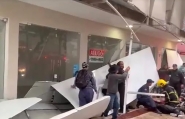 Marquise de pr�dio cai e atinge pedestres em Balne�rio Cambori�