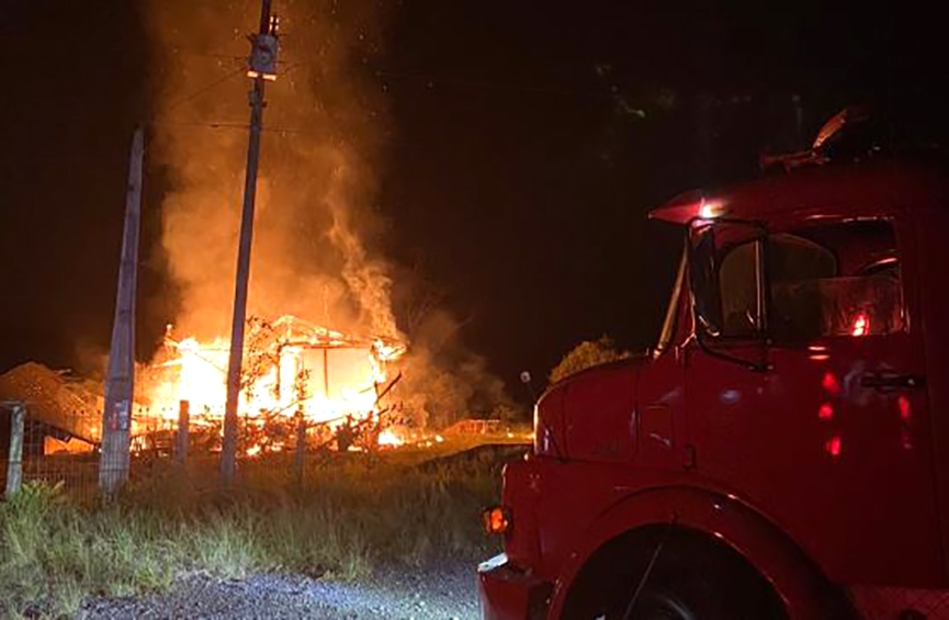 Casa é totalmente destruída por incêndio em Ilhota