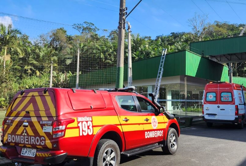 Homem sofre choque elétrico, cai de seis metros e fica gravemente ferido em Blumenau