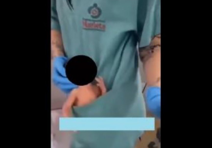 Funcionária de hospital de Itajaí faz dancinha com recém-nascido no bolso do uniforme