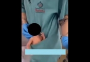 Funcionária de hospital de Itajaí faz dancinha com recém-nascido no bolso do uniforme