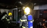 Bombeiros controlam incndio em casa e salvam gato no Santa Terezinha, em Gaspar