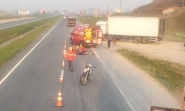 Acidente entre carro e moto deixa jovem ferido na BR-470, em Ilhota
