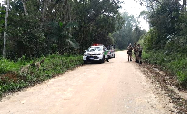 Polcia trabalha para identificar corpo encontrado queimado entre Itaja e Brusque