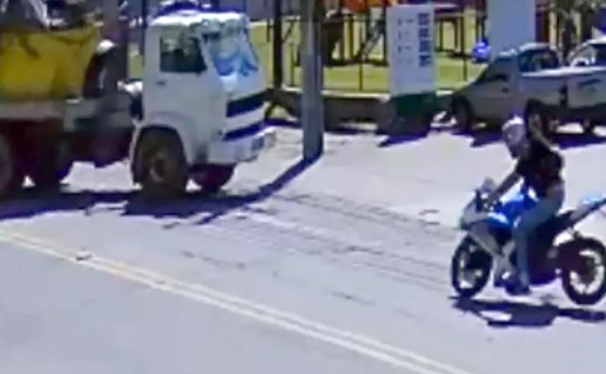 Grave acidente entre moto e caminho mata homem em Blumenau