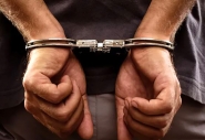 Homem esgana mulher e  contido por vizinhos at a chegada da PM em Ituporanga