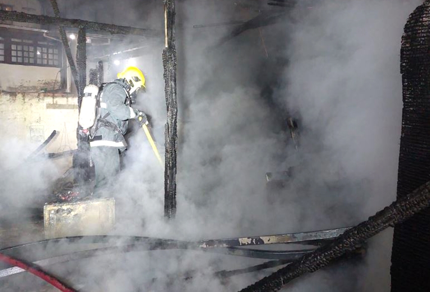 Incndio de grandes propores destri casa em Blumenau
