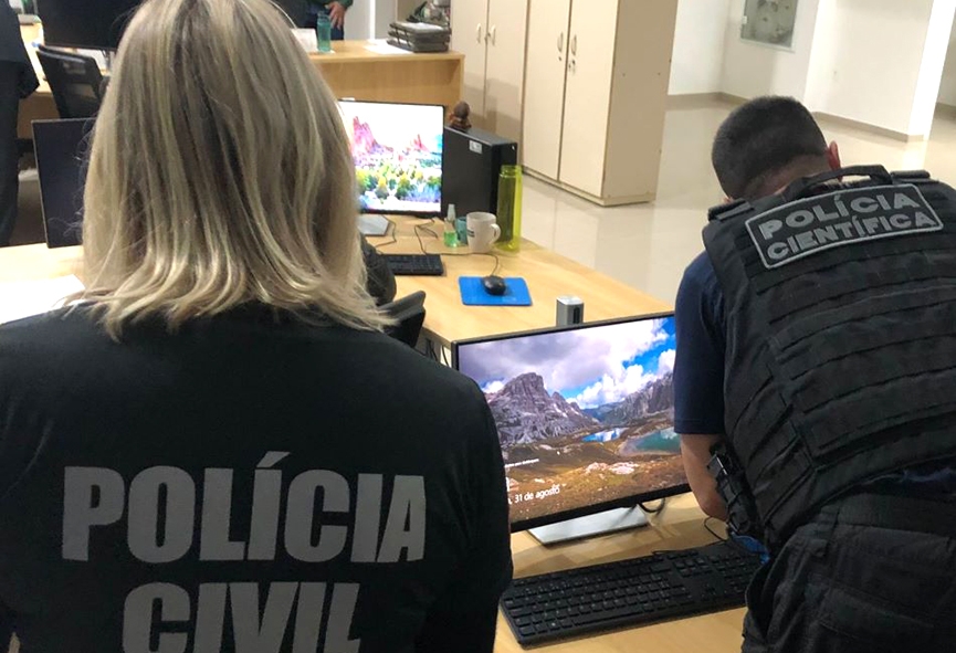 Polcia cumpre mandado de busca em Ilhota em operao que investiga empresas de vistoria veicular