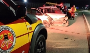 Homens so hospitalizados aps coliso entre carro e caminho em Gaspar