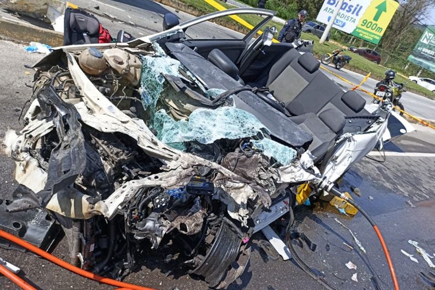 Acidente entre ônibus e carro deixa mulher gravemente ferida em Itajaí