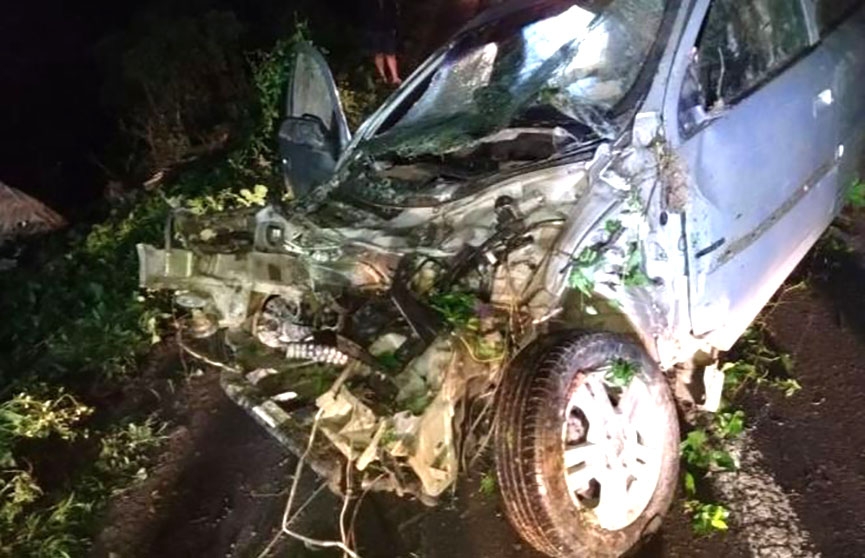 Carro cai em ribanceira aps coliso no Alto Vale; duas pessoas ficaram feridas