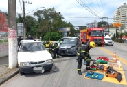Idoso é hospitalizado após acidente entre três carros no Centro de Gaspar
