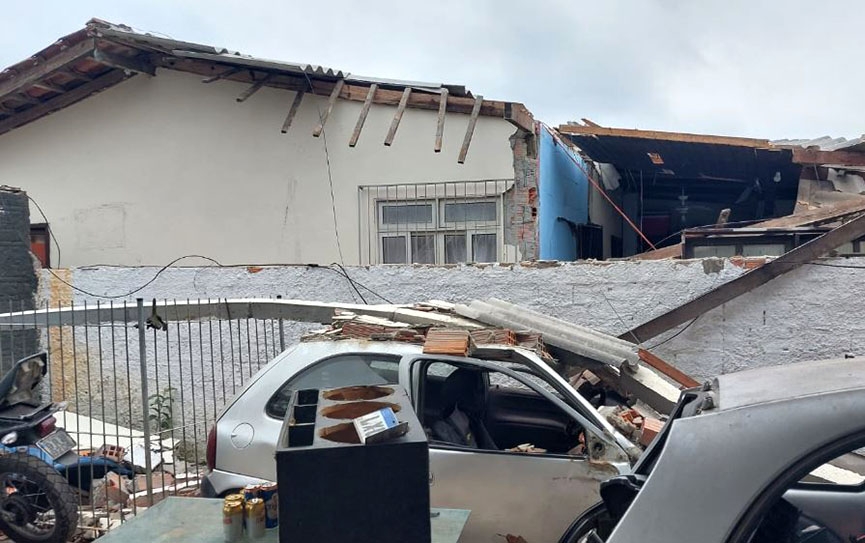 Botijo de gs explode e casa fica destruda em Blumenau