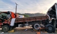 Bombeiros detalham engavetamento entre caminhes em Gaspar; acidente deixou duas pessoas presas s ferragens
